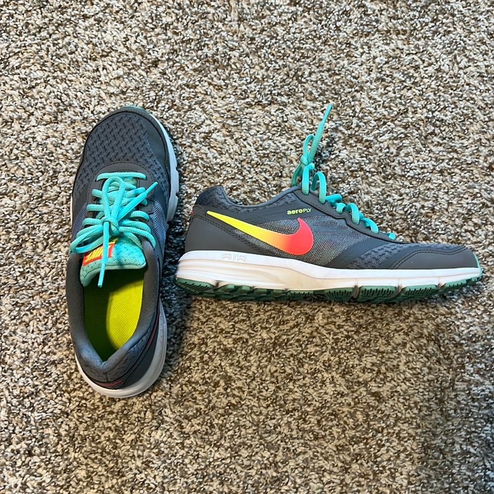 Women’s Nike Aeroply tennis shoes